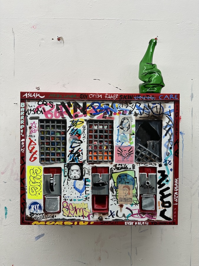 Spatzi, 2024
Acrylic on Canvas
50 × 60 × 17 cm
Unique work